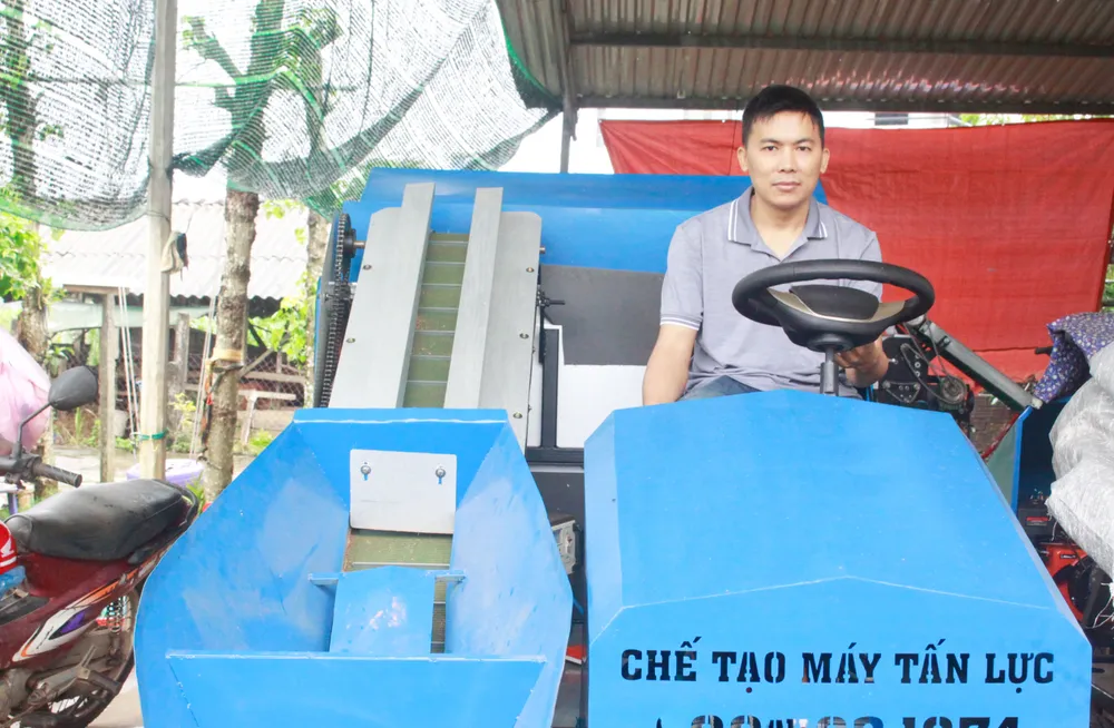 Anh Lực chế tạo máy đóng bầu đất tự động. Ảnh: NGUYỄN TRANG dong bau dat 1 (1 of 1).jpg