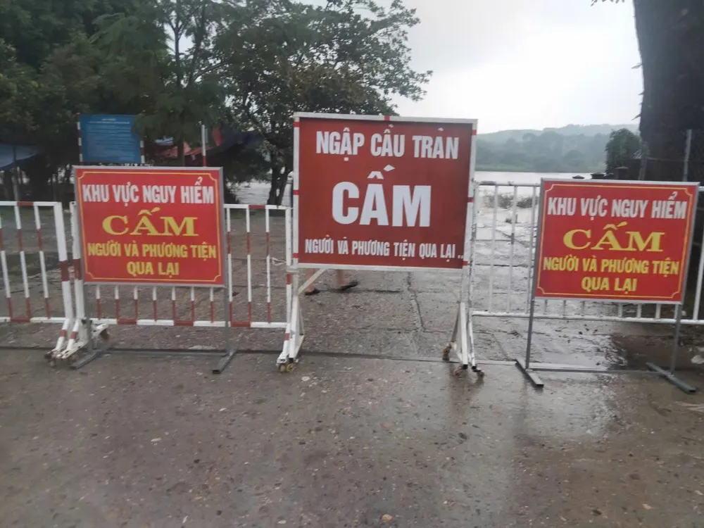 Cầu tràn Thạch Nham đã cắm biển cấm qua lại thạch nham