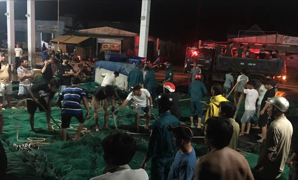 Dân quân cùng người dân tham gia chữa cháy, di chuyển tài sản 3ce45d81299e93c0ca8f.jpg