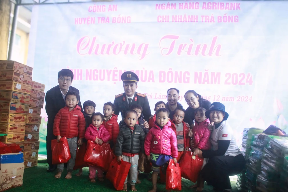 Các em nhỏ vùng cao đã có áo ấm trong mùa đông này. Ảnh: NGUYỄN TRANG 1734505205186.jpg