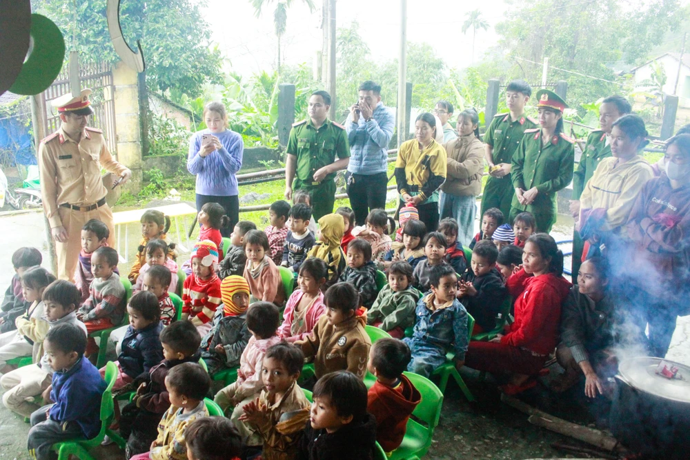 Trẻ em vùng cao còn nhiều khó khăn nhưng các em đều cố gắng đến trường học tập. Ảnh: NGUYỄN TRANG mua dong 1 (1 of 1).jpg