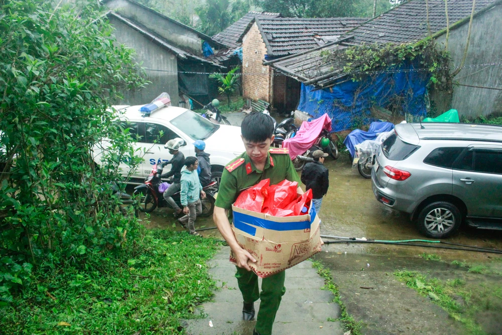 Công an huyện Trà Bồng mang áo ấm đến với trẻ em điểm trường mầm non tại thôn Trà Lạc. Ảnh: NGUYỄN TRANG mua dong 11 (1 of 1).jpg