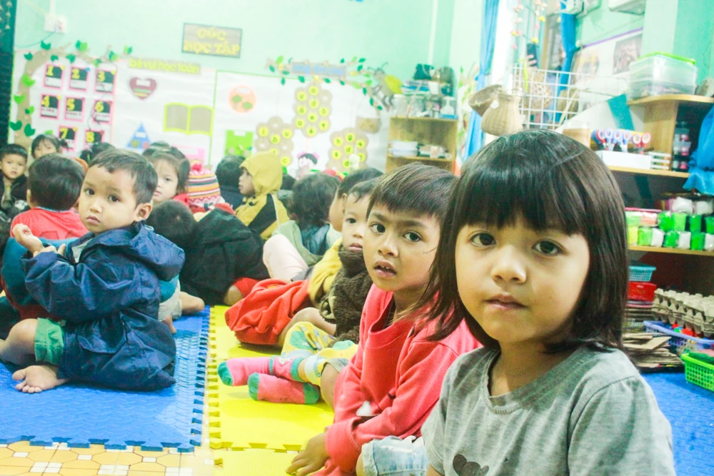 Các em nhỏ háo hức chờ đợi quà từ chương trình. Ảnh: NGUYỄN TRANG mua dong 3 (1 of 1).jpg