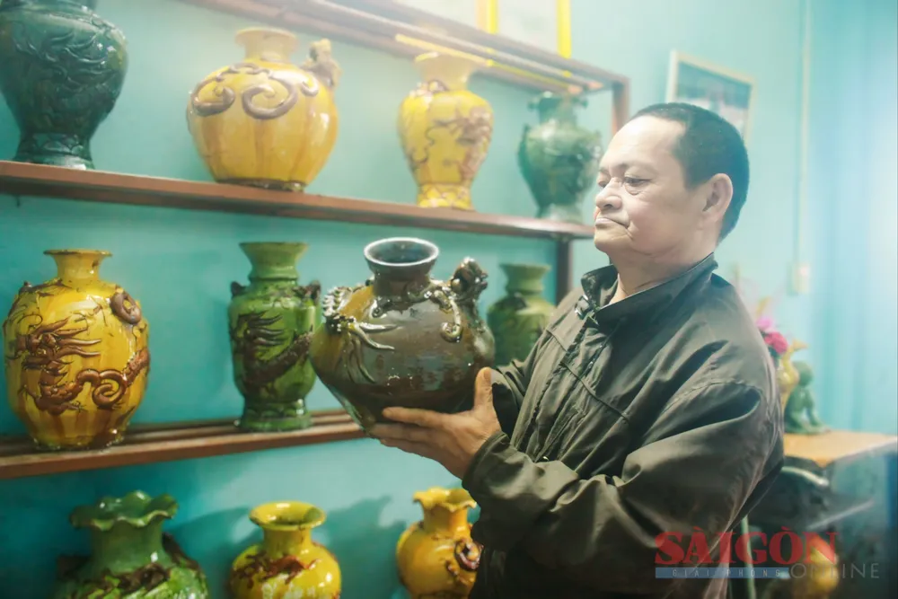 Hoa văn đắp nổi là kỹ thuật độc đáo của gốm Mỹ Thiện. Ảnh: NGUYỄN TRANG 1735194329728.jpg