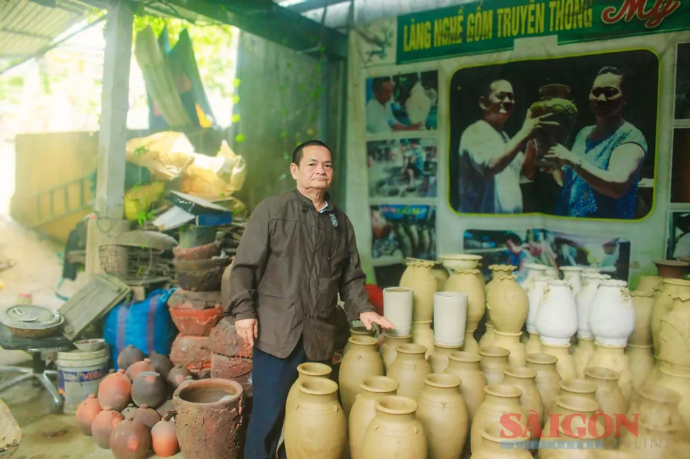 Ông Đặng Văn Trịnh, người duy nhất giữ nghề gốm Mỹ Thiện. Ảnh: NGUYỄN TRANG 1735194425623.jpg