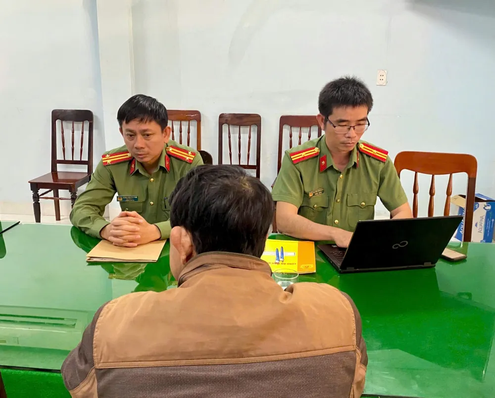 Công an nhân dân bảo vệ an ninh, trật tự phải tạo nền tảng cho thành công của phát triển bền vững, chất lượng cao. Ảnh: SGGP H.N tại cơ quan công an.jpg