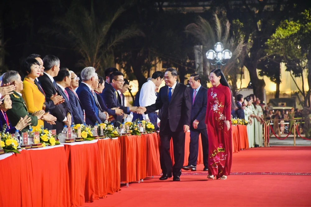 Chủ tịch Quốc hội Trần Thanh Mẫn, Bí thư Tỉnh ủy Quảng Ngãi Bùi Thị Quỳnh Vân tại lễ kỷ niệm 3e7c61fe3e138f4dd602.jpg