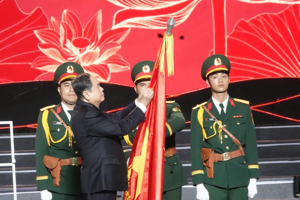 Chủ tịch Quốc hội Trần Thanh Mẫn trao Huân chương Lao động hạng Nhất cho Đảng bộ, chính quyền và nhân dân tỉnh Quảng Ngãi; và trao tặng Huân chương Bảo vệ Tổ quốc hạng Nhì cho Bộ Chỉ huy Quân sự tỉnh Quảng Ngãi 773710620780b6deef91.jpg
