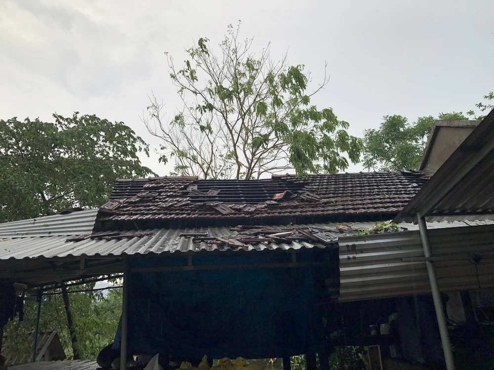 Nhà cửa bị tốc mái, hư hỏng 1d1b667f6b39d9678028.jpg