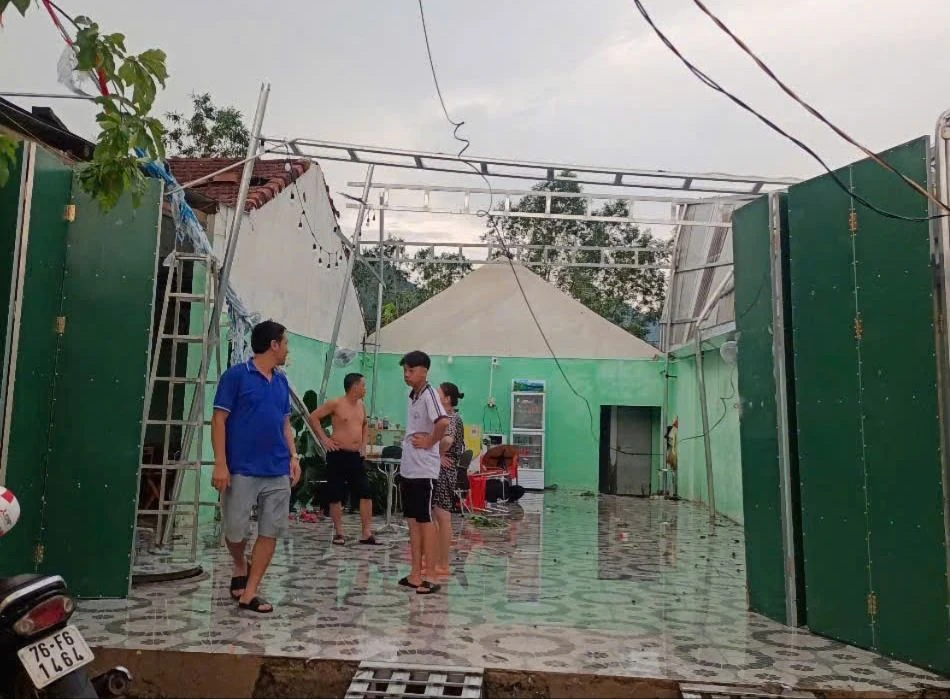 Một nhà dân bị dông lốc tốc hoàn toàn mái nhà dong loc (1).jpg