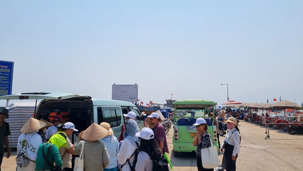 Trong 5 ngày nghỉ lễ 30-4 và 1-5, đảo Lý Sơn ước tính đón khoảng 7.000 du khách ra tham quan Trong 5 ngày nghỉ lễ 30-4 và 1-5, đảo Lý Sơn ước tính đón khoảng 7.000 du khách ra tham quan
