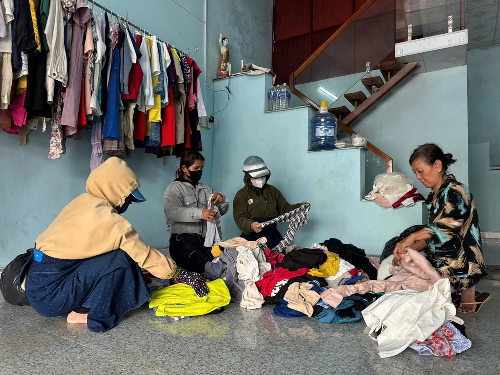 Nhiều người đến chọn đồ ngay khi đồ vừa về gian hang 0 dong (12).jpg