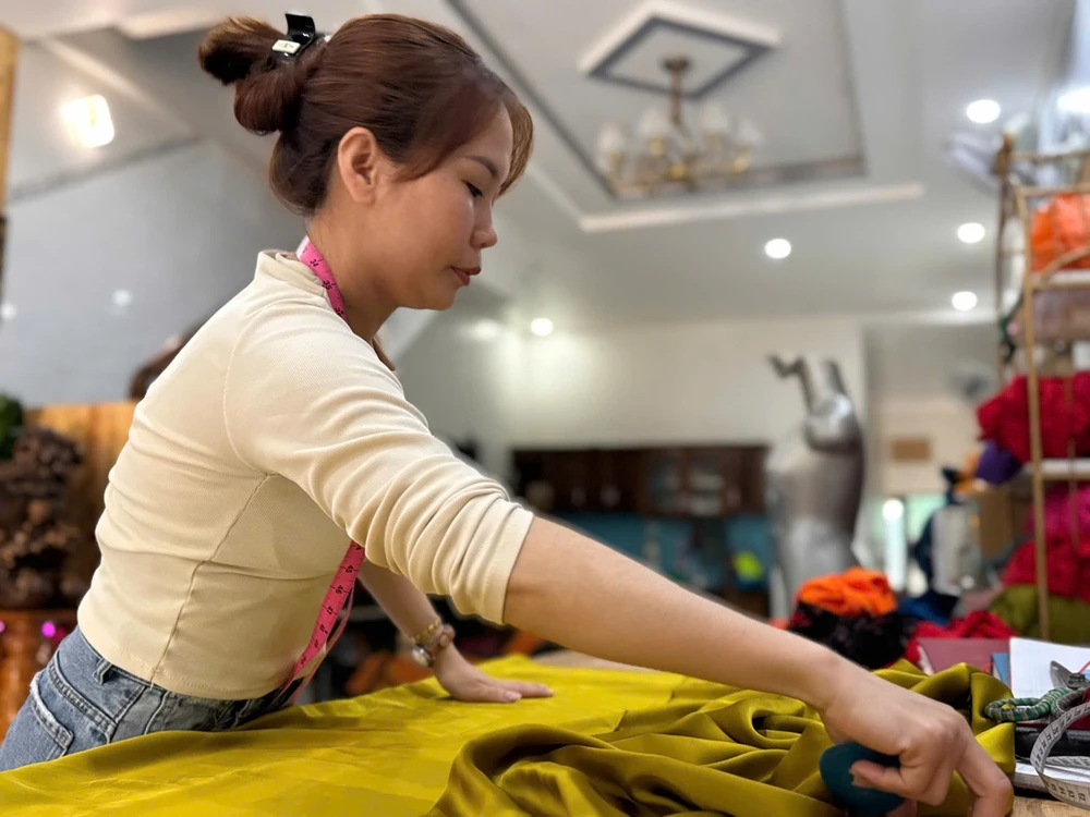 Chị Thư vừa quản lý gian hàng 0 đồng, vừa quản lý một cửa hàng may đồ tại gia đình gian hang 0 dong (5).jpg