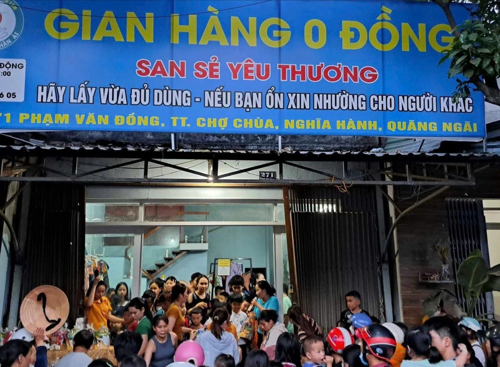 Gian hàng 0 đồng của chị Thư với dòng chữ "san sẻ yêu thương" đầy ấm áp gian hàng