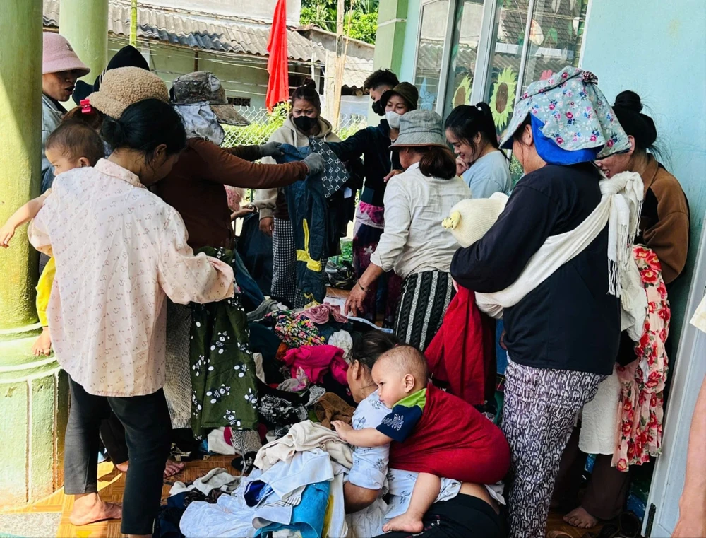 Khi quần áo nhiều, chị chở xe đem lên các vùng miền núi của tỉnh Quảng Ngãi IMG_20250503_045802.jpg