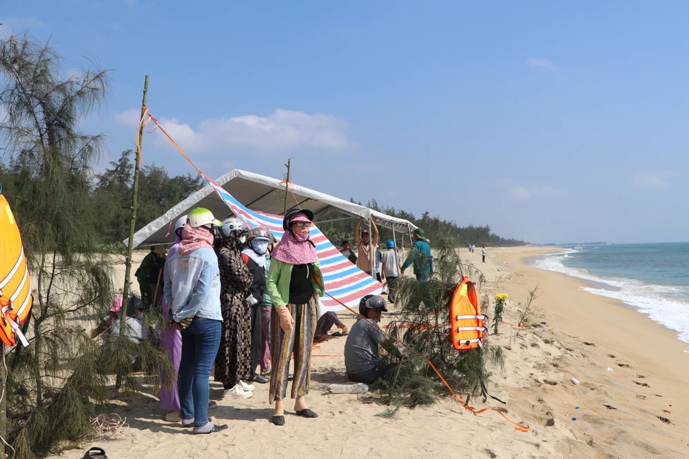 Người dân dõi theo vụ tìm kiếm IMG_9761.JPG