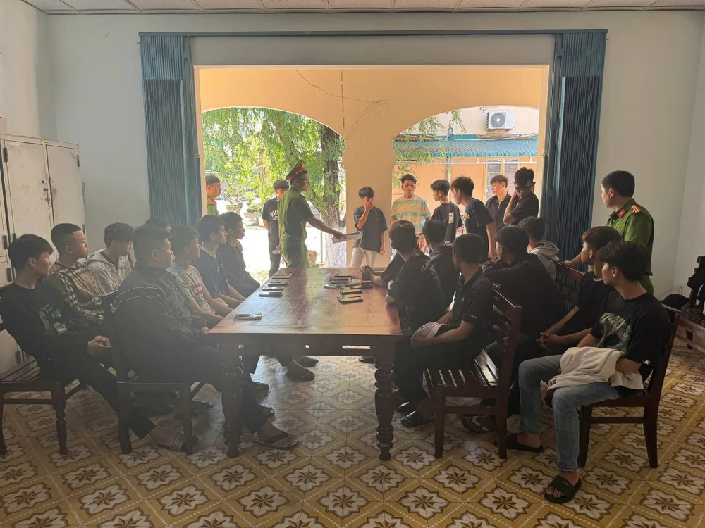 Hai nhóm thanh niên tại cơ quan điều tra khởi tố