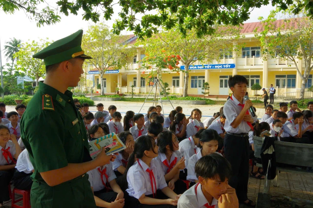 Học sinh trả lời bài qua tiết học biên giới, hải đảo. Ảnh: Đồn Biên phòng Lý Sơn tiết học