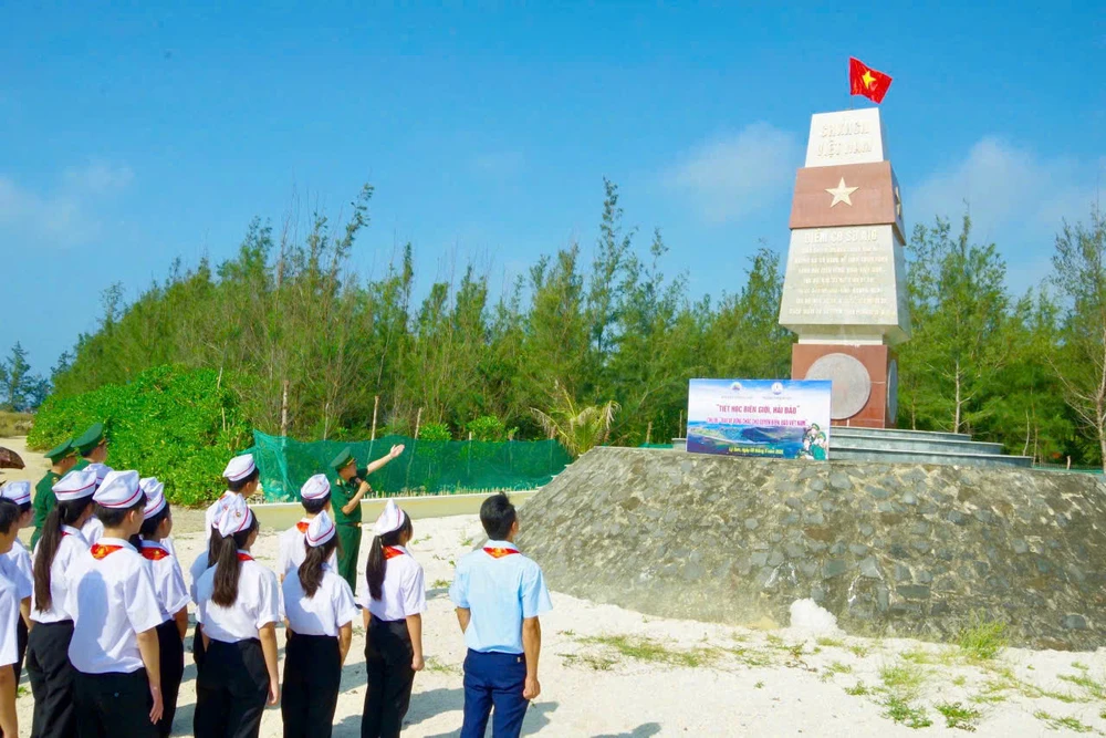Học sinh Trường THCS An Hải được thầy giáo "quân hàm xanh" giới thiệu cột mốc điểm cơ sở A10. Ảnh: Đồn Biên phòng Lý Sơn tiết học biên giới (3).jpg