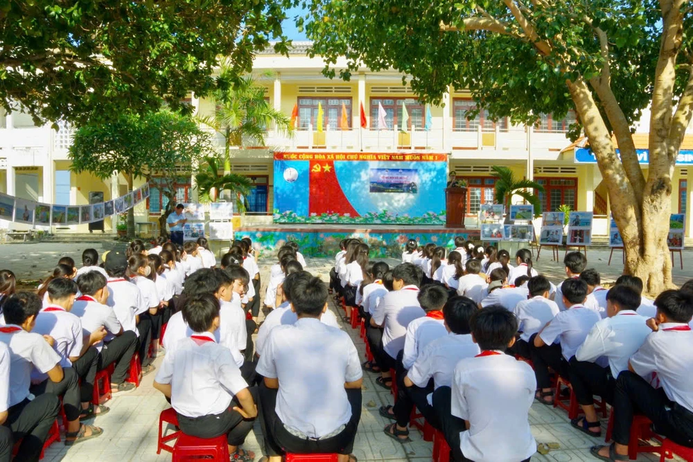 Hàng quý, Đồn Biên phòng Lý Sơn phối hợp các trường trên huyện đảo tổ chức tiết học. Ảnh: Đồn Biên phòng Lý Sơn tiết học biên giới (4).jpg