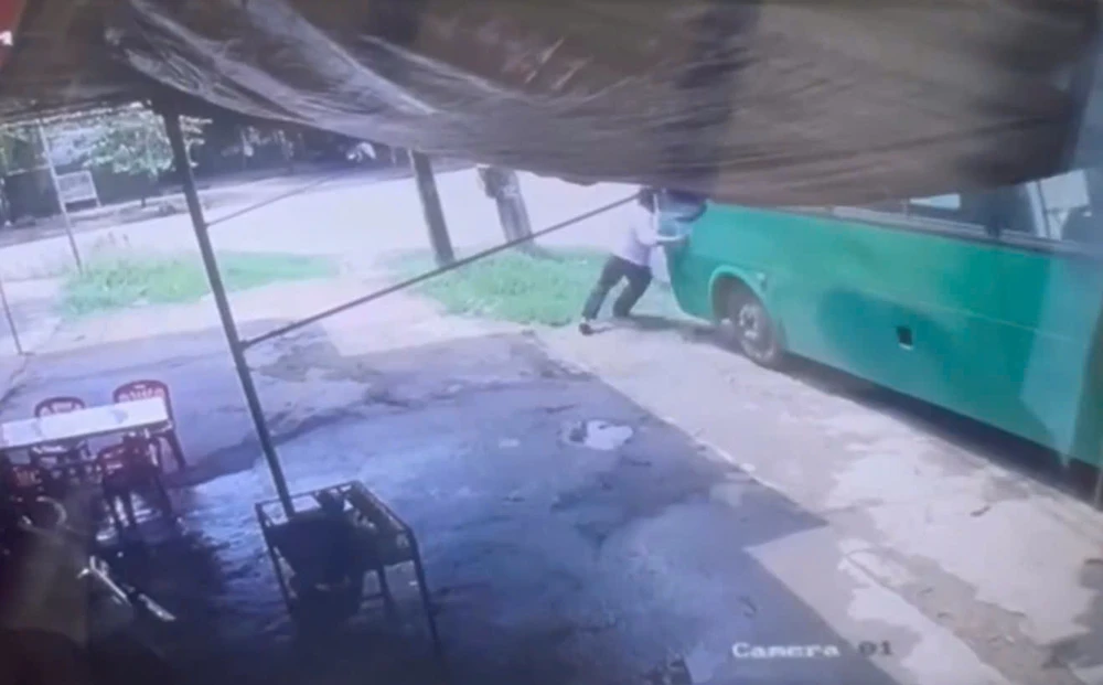 Hình ảnh camera, anh Quảng đã kê vai vào đầu xe buýt, cố chặn xe đang di chuyển Quảng Ngãi: Ngăn xe buýt bị trôi, một nhân viên phục vụ tử vong