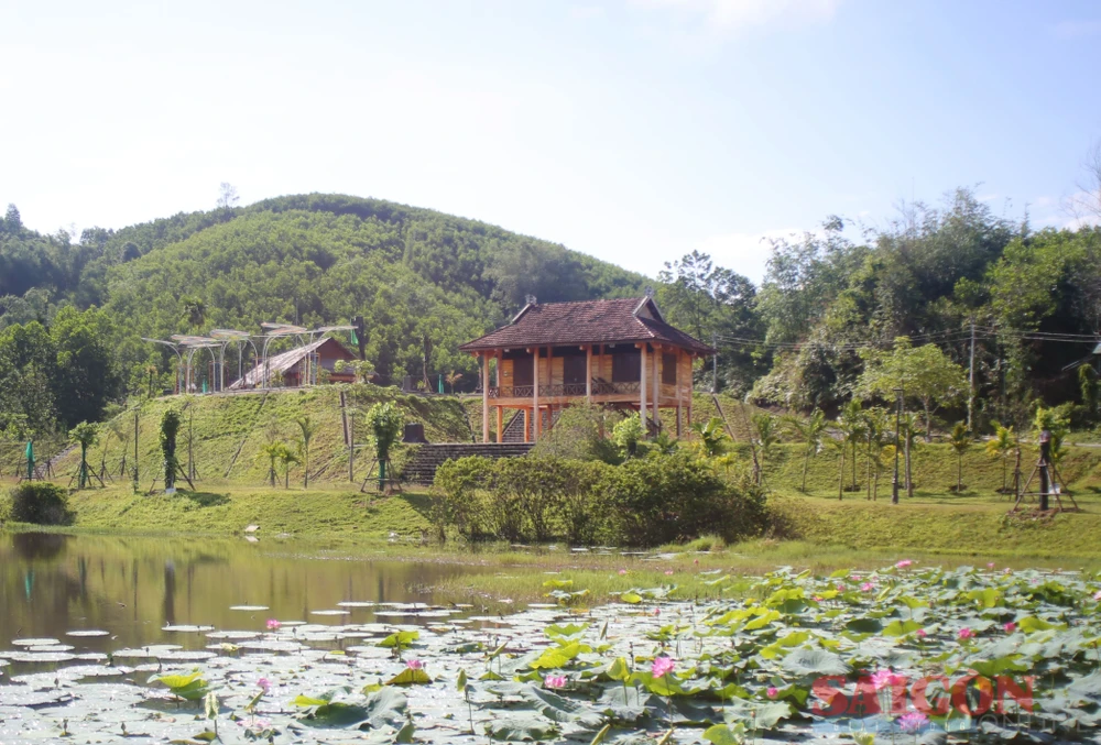 Phía sau Ao cá Bác Hồ là công trình Nhà sàn truyền thống do huyện Tương Dương, tỉnh Nghệ An, đầu tư xây dựng trong Khu trung tâm bảo tồn văn hóa dân tộc Hrê huyện Sơn Hà theo kiến trúc truyền thống của người dân tộc Thái, thể hiện mối quan hệ gắn bó giữa hai huyện. Ảnh: NGUYỄN TRANG ao ca bac ho 3.jpg