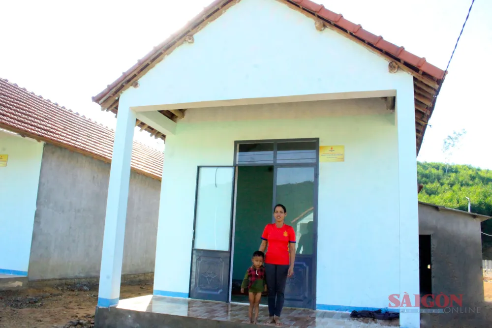 Chị Hồ Thị Trâm vui mừng khi có nhà mới. Ảnh: NGUYỄN TRANG chị trâm.jpg
