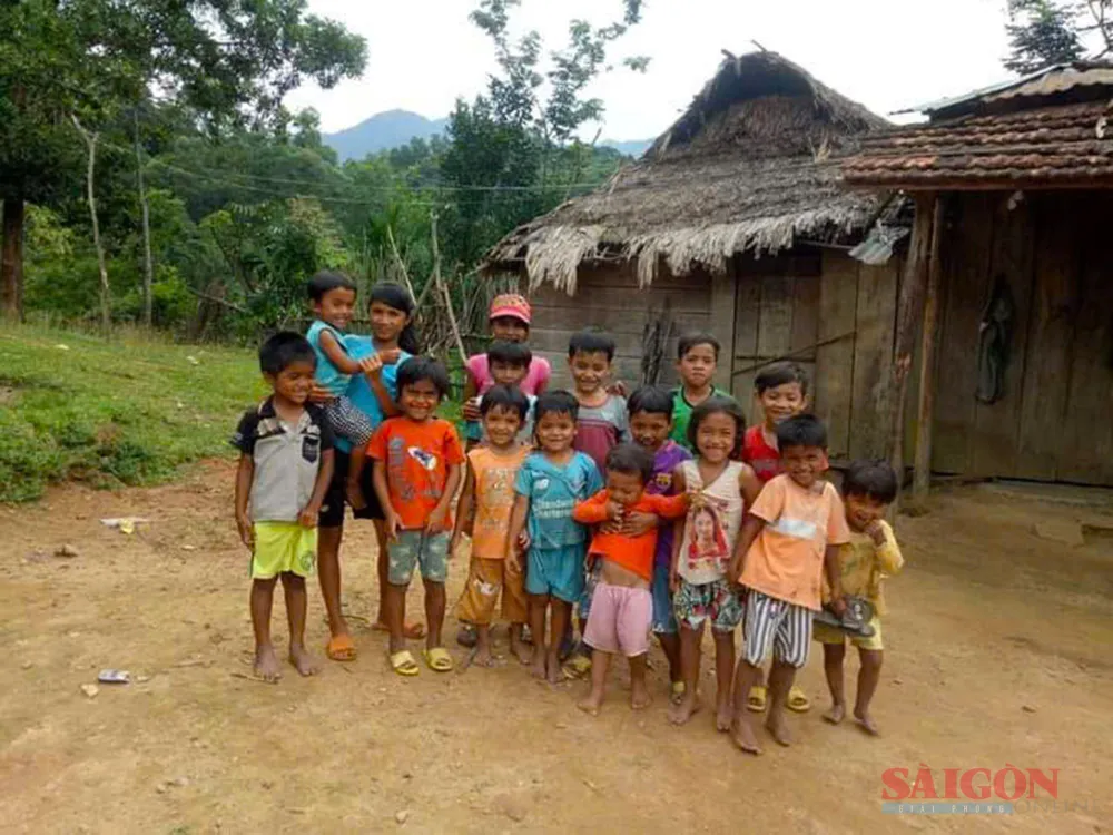 Trẻ em ở nóc Ông Đến cách đây khoảng 1 năm trước khi về khu tái định cư mới. Ảnh: NGUYỄN TRANG noc ong den tre em.jpg