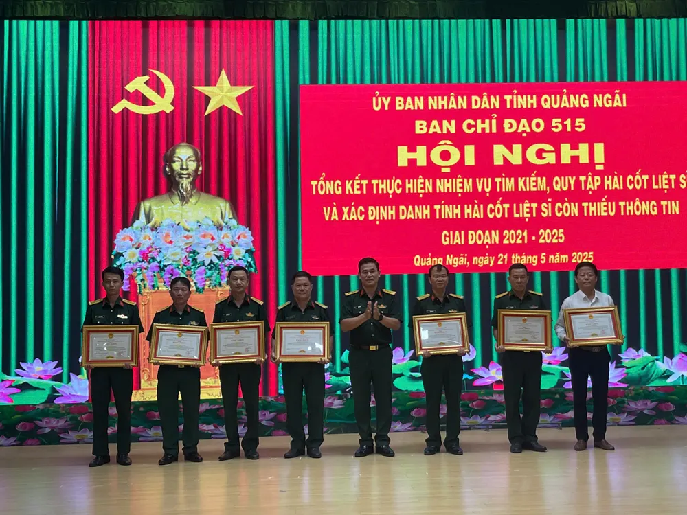 UBND tỉnh cũng tặng bằng khen cho các tập thể, cá nhân có thành tích trong tìm kiếm, quy tập khen thưởng
