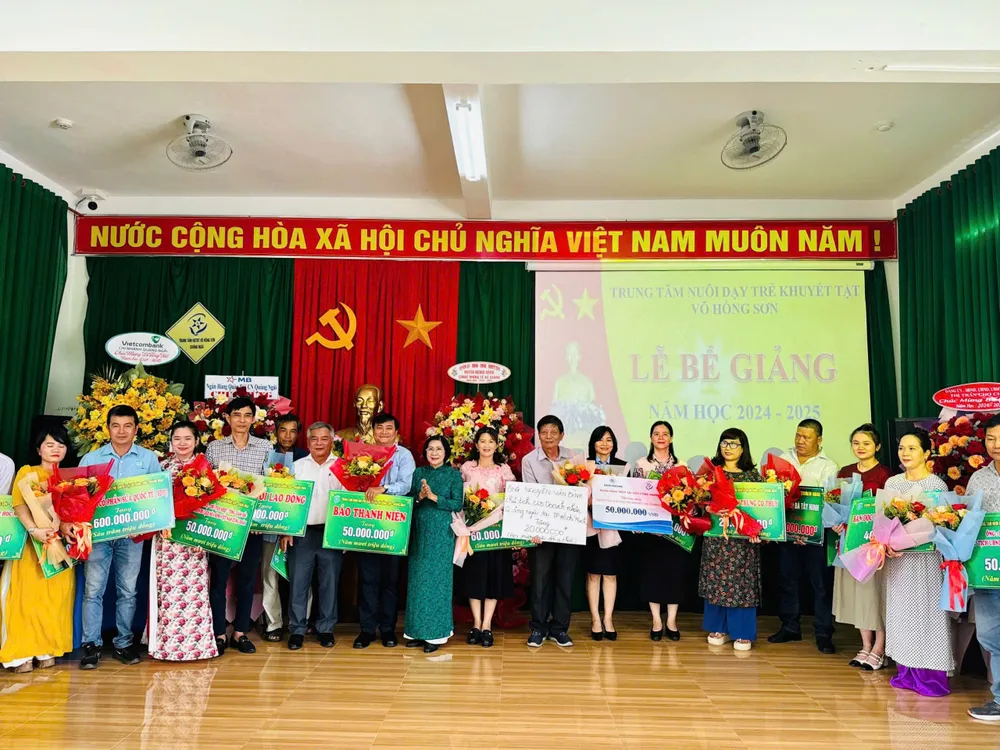 Các đơn vị, doanh nghiệp ủng hộ Trung tâm Nuôi dạy trẻ khuyết tật Võ Hồng Sơn. Ảnh: NGUYỄN TRANG 677ee6fa3d098857d118.jpg