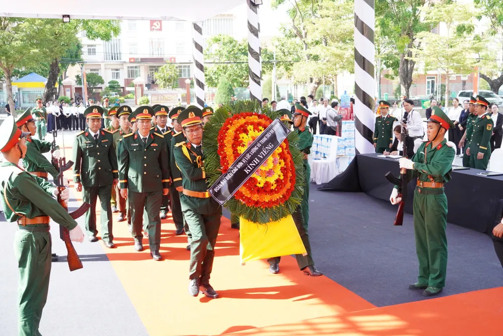 Đoàn đại biểu các lực lượng vũ trang trên địa bàn thị xã Đức Phổ 7a03211225e390bdc9f2.jpg