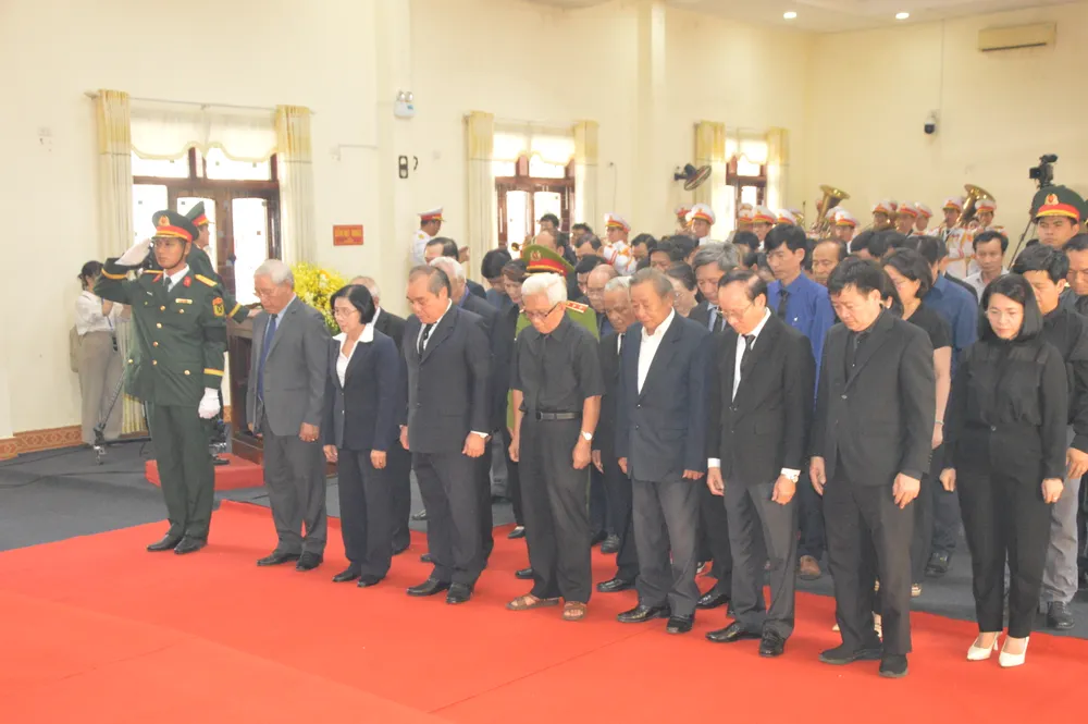 Lãnh đạo UBND tỉnh Quảng Ngãi cùng các đơn vị vào viếng DSC_0163 (1).JPG