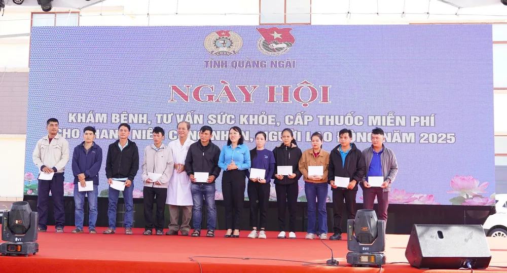 សហព័ន្ធការងារផ្តល់អំណោយដល់កម្មករក្នុងស្ថានភាពលំបាក tặng quà