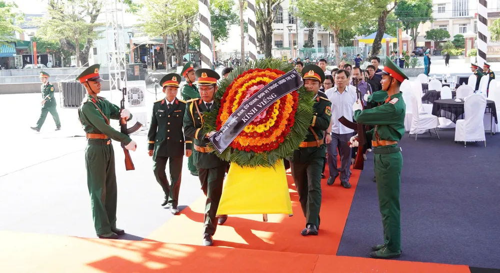 Đoàn các phòng, ban, cơ quan, đơn vị thuộc UBND thị xã Đức Phổ fa856f4a4abbffe5a6aa (1).jpg