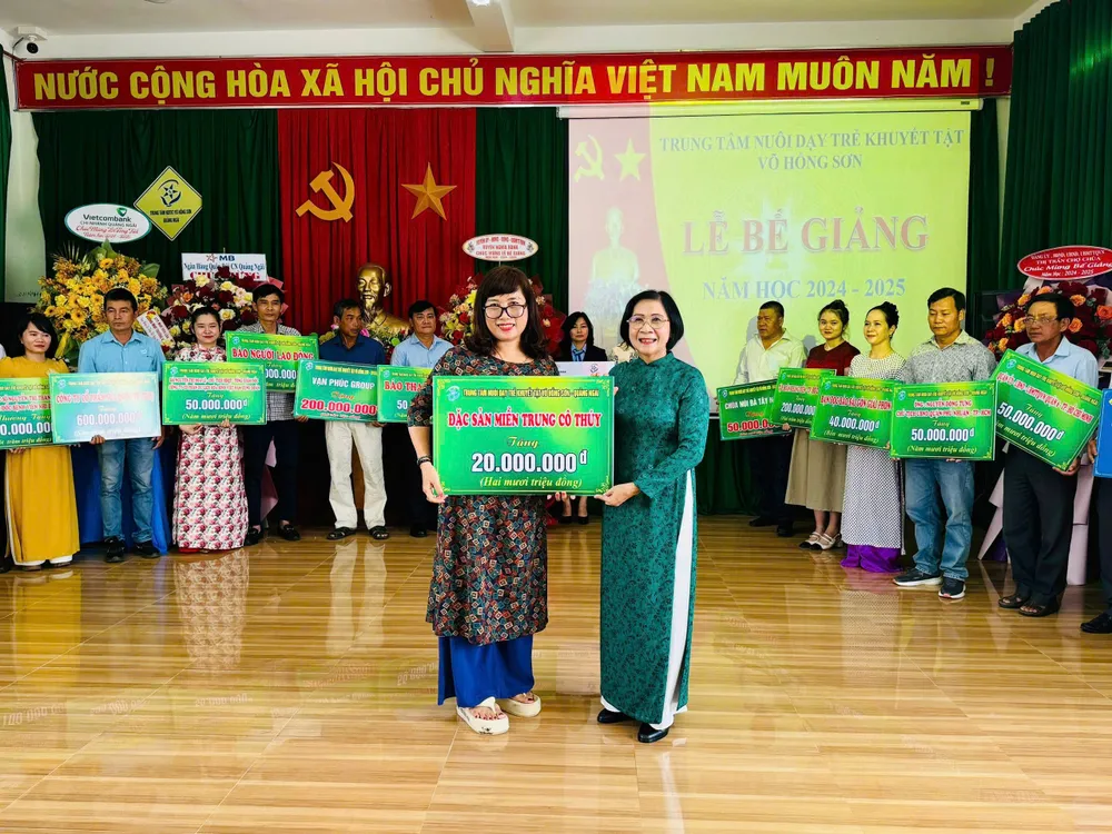 Các đơn vị, doanh nghiệp trong và ngoài tỉnh hỗ trợ Trung tâm Nuôi dạy trẻ khuyết tật Võ Hồng Sơn. Ảnh: NGUYỄN TRANG fbce4866939526cb7f84.jpg