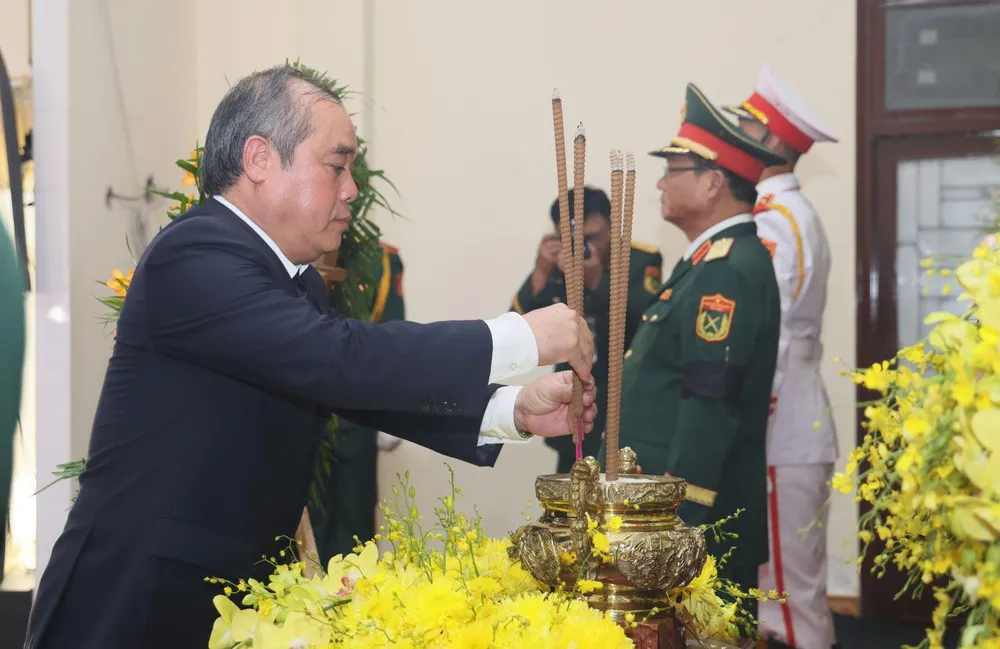 Lãnh đạo UBND tỉnh Quảng Ngãi thắp hương viếng nguyên Chủ tịch nước Trần Đức Lương tran hoang tuan.jpg