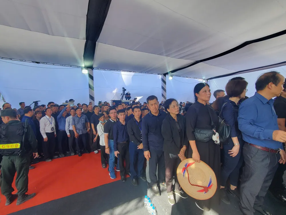 Dòng người viếng hương nguyên Chủ tịch nước Trần Đức Lương. Ảnh: NGỌC OAI 04e6411d2a9c9fc2c68d.jpg