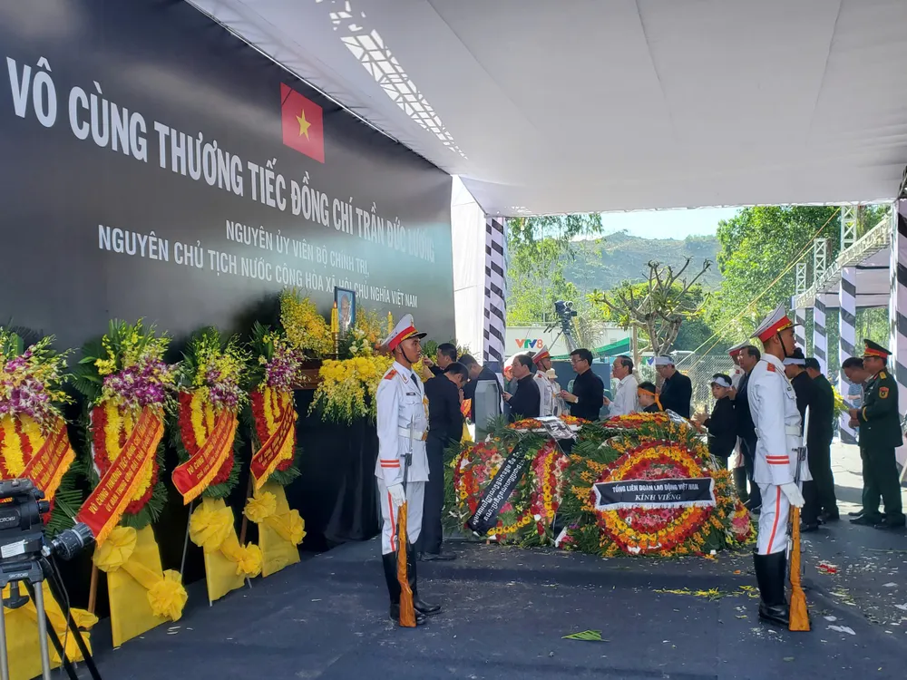 Gia quyến thắp nén hương tiễn biệt đồng chí Trần Đức Lương. Ảnh: NGỌC OAI 093f8f10eb915ecf0780.jpg