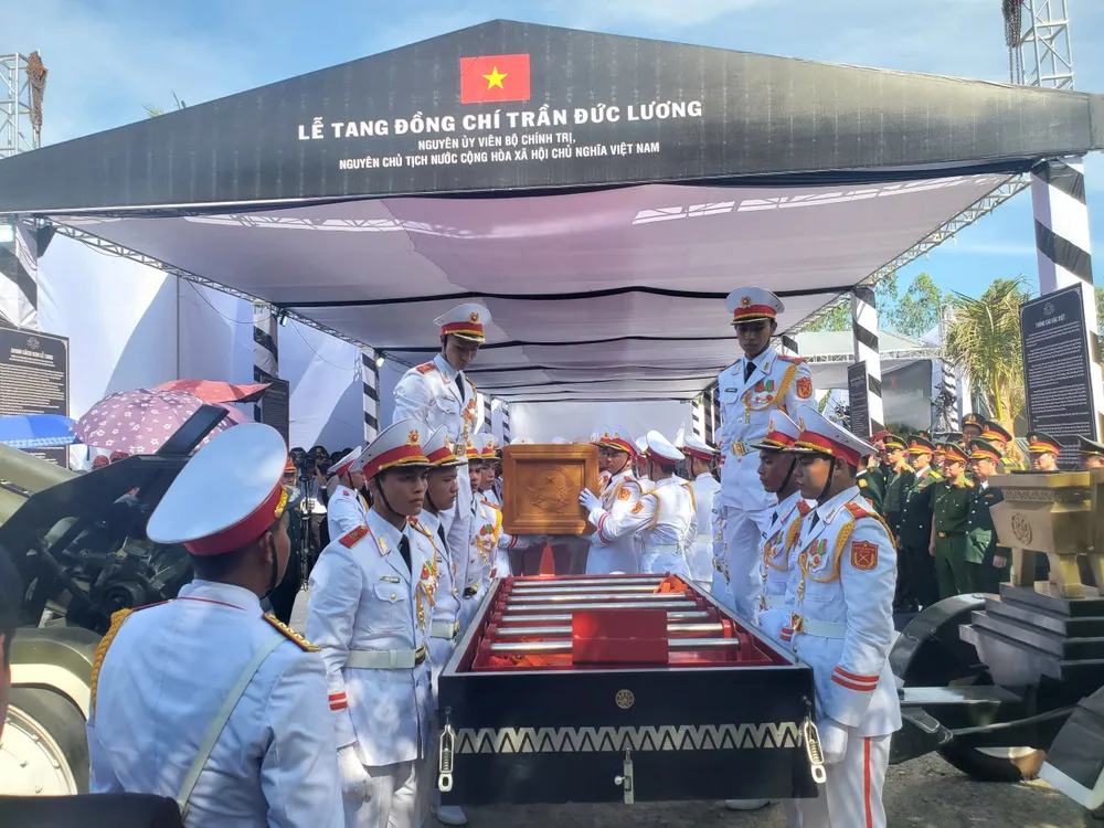 Linh cữu nguyên Chủ tịch nước Trần Đức Lương được chuyển xuống khu vực diễn ra Lễ an táng. Ảnh: NGỌC OAI 1caec7ca344c8112d85d.jpg