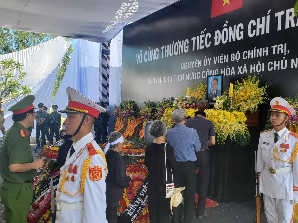Thân nhân nguyên Chủ tịch nước Trần Đức Lương thắp hương. Ảnh: NGỌC OAI 29b3c927a2a617f84eb7.jpg