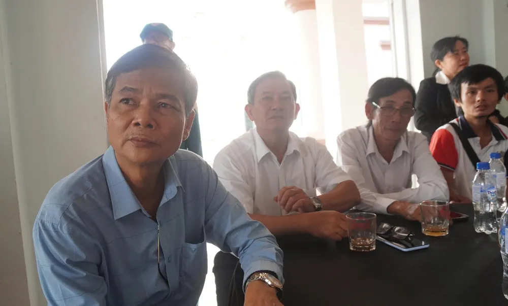 មើលពិធីបុណ្យសពនៅលើកញ្ចក់ទូរទស្សន៍។ រូបថត៖ NGOC OAI 2fec114007bab2e4ebab.jpg