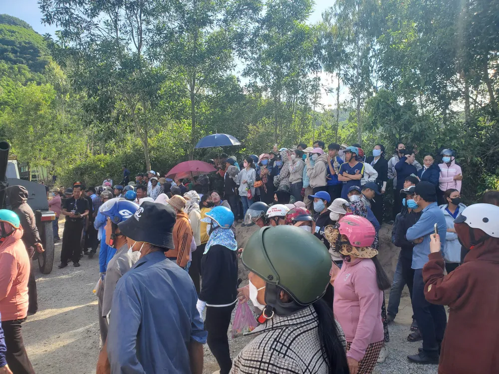 Nhiều người dân đang đợi viếng nguyên Chủ tịch nước Trần Đức Lương. Ảnh: NGỌC OAI 75507f3106b0b3eeeaa1.jpg