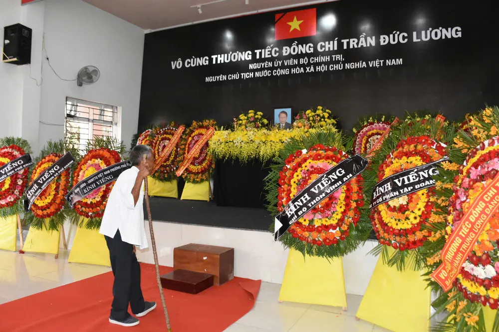 Ông Phạm Văn Nuôi đến viếng nguyên Chủ tịch nước Trần Đức Lương thương binh