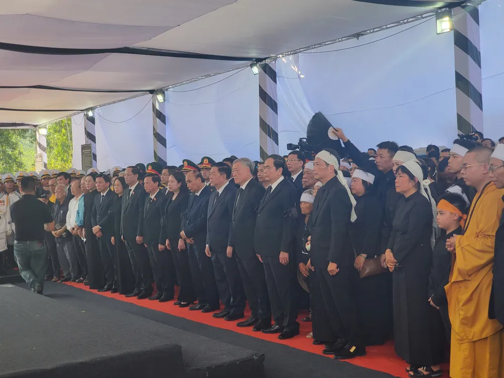 Lãnh đạo Đảng, Nhà nước cùng gia quyến của nguyên Chủ tịch nước Trần Đức Lương tại Lễ an táng. Ảnh: NGỌC OAI 98dd1883a205175b4e14.jpg