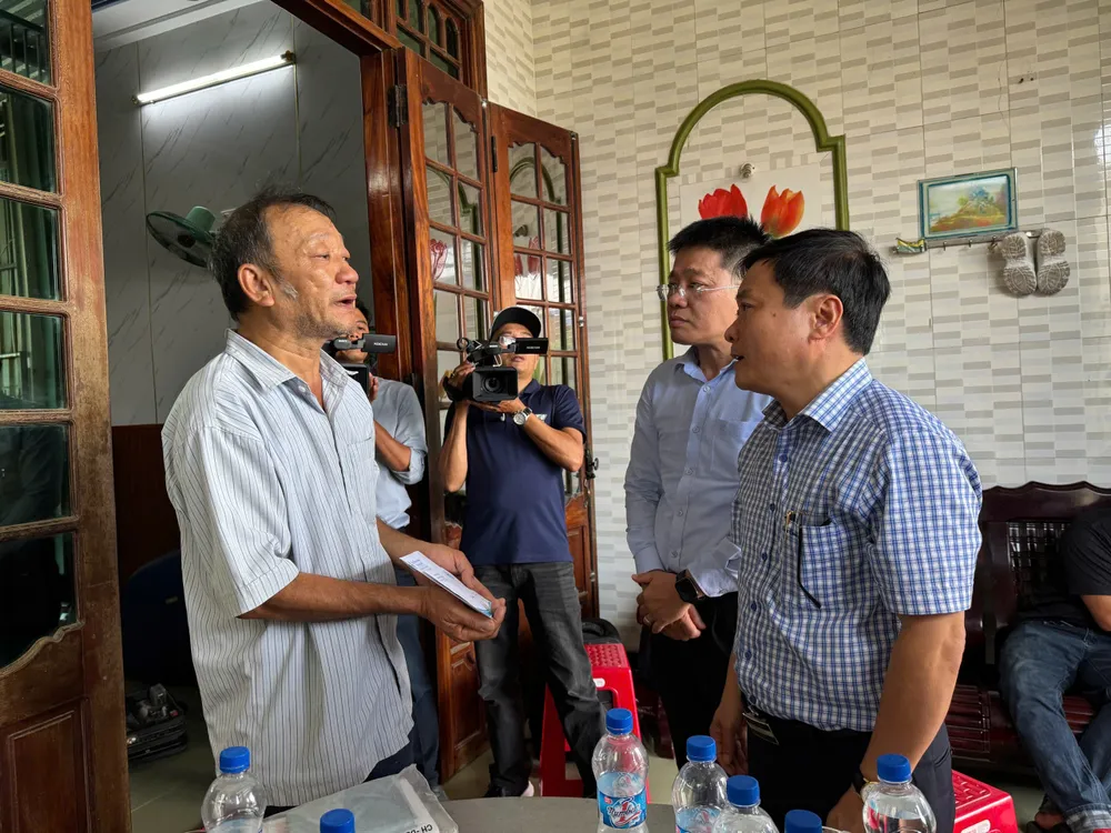 Ban An toàn giao thông tỉnh và huyện Bình Sơn thăm hỏi gia đình có người tử vong do vụ tai nạn. hỗ trợ