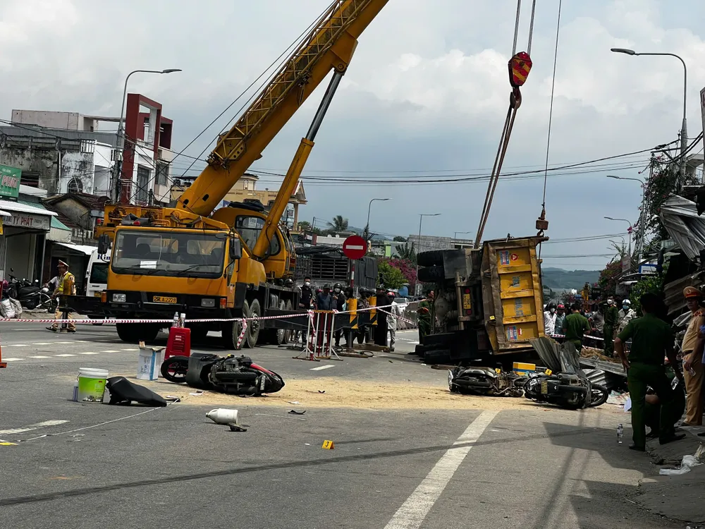 Hiện trường vụ tai nạn giao thông. Ảnh: NGUYỄN TRANG 6ec741921619a347fa08.jpg