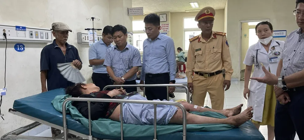 Ban An toàn giao thông đến thăm hỏi nạn nhân tại Bệnh viện Đa khoa Trung ương Quảng Nam bị thương