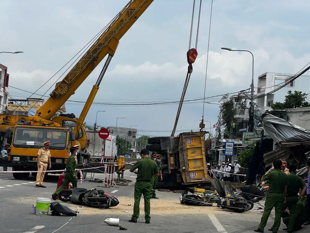 Hiện trường vụ tai nạn giao thông xảy ra vào sáng ngày 26-5. Ảnh: NGUYỄN TRANG hiện trường (10).jpg