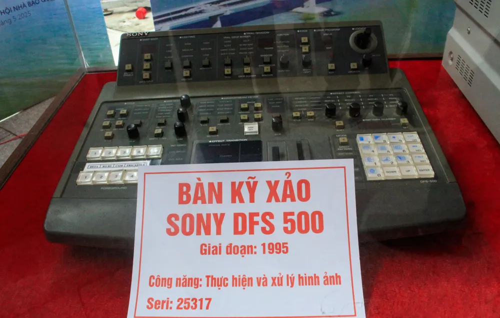 Các thiết bị được sử dụng ở giai đoạn 1995 và hiện nay báo chí đang có những đổi mới nhất là sự hiện diện AI trong các quy trình báo chí. Ảnh: NGUYỄN TRANG may ghi am 10 (1 of 1).jpg