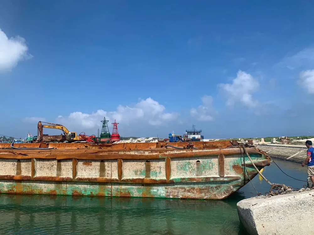 Tàu kéo sà lan chìm trên biển Lý Sơn được trục vớt, đưa vào bờ biển Lý Sơn tau keo sa lan (11).jpg